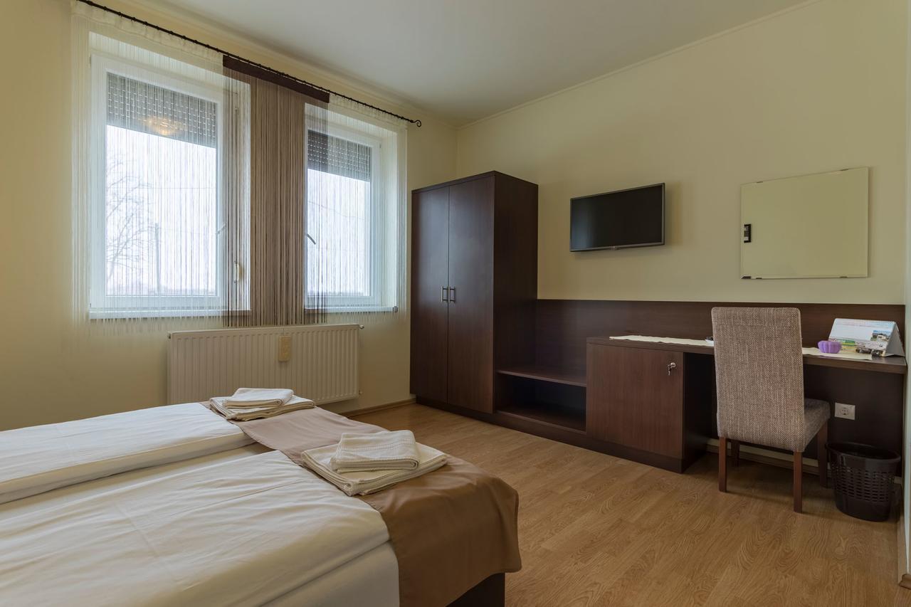 Toelgyfa Vendeghaz Hotel Кишкьорьош Екстериор снимка